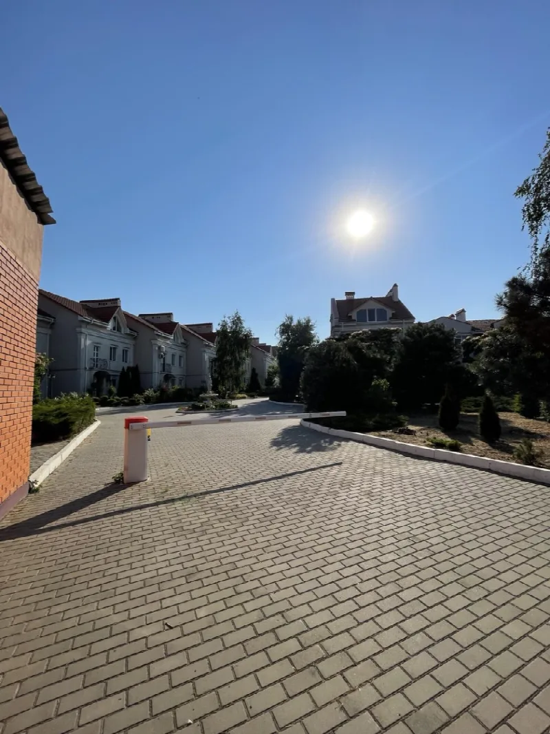 4-кімнатні, 242 м²
