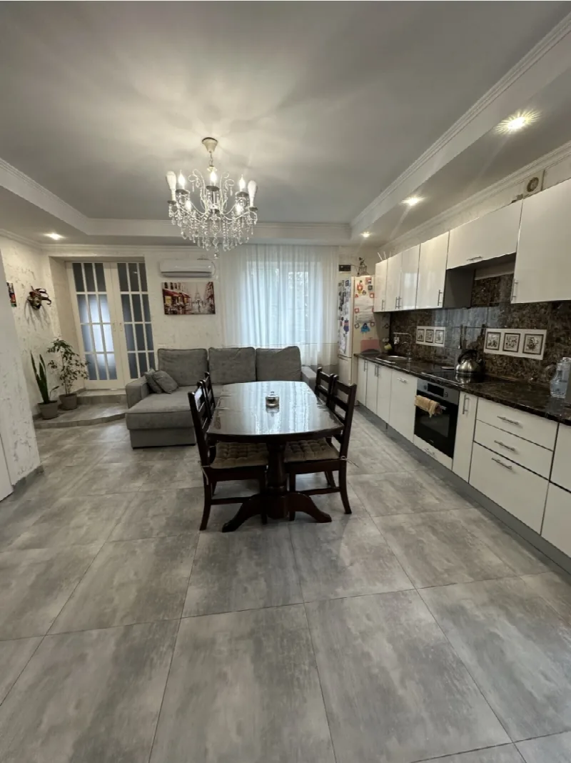 3-кімнатні, 110 м²