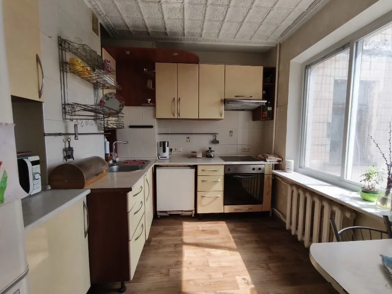 4-кімнатна квартира, 83 м², Таїрова
