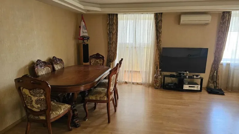 3-кімнатна квартира, 132 м², Молдаванка