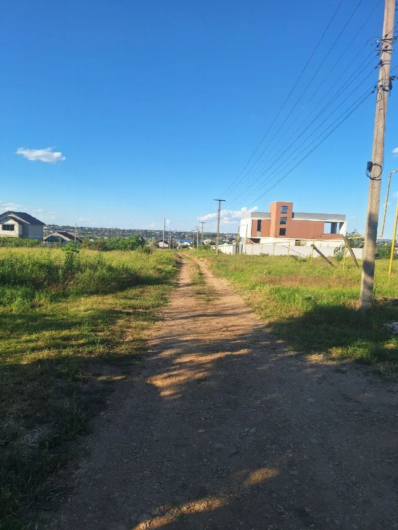 Land, Molodizhne