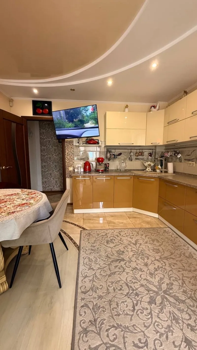 3-кімнатна квартира, 100 м², Таїрова
