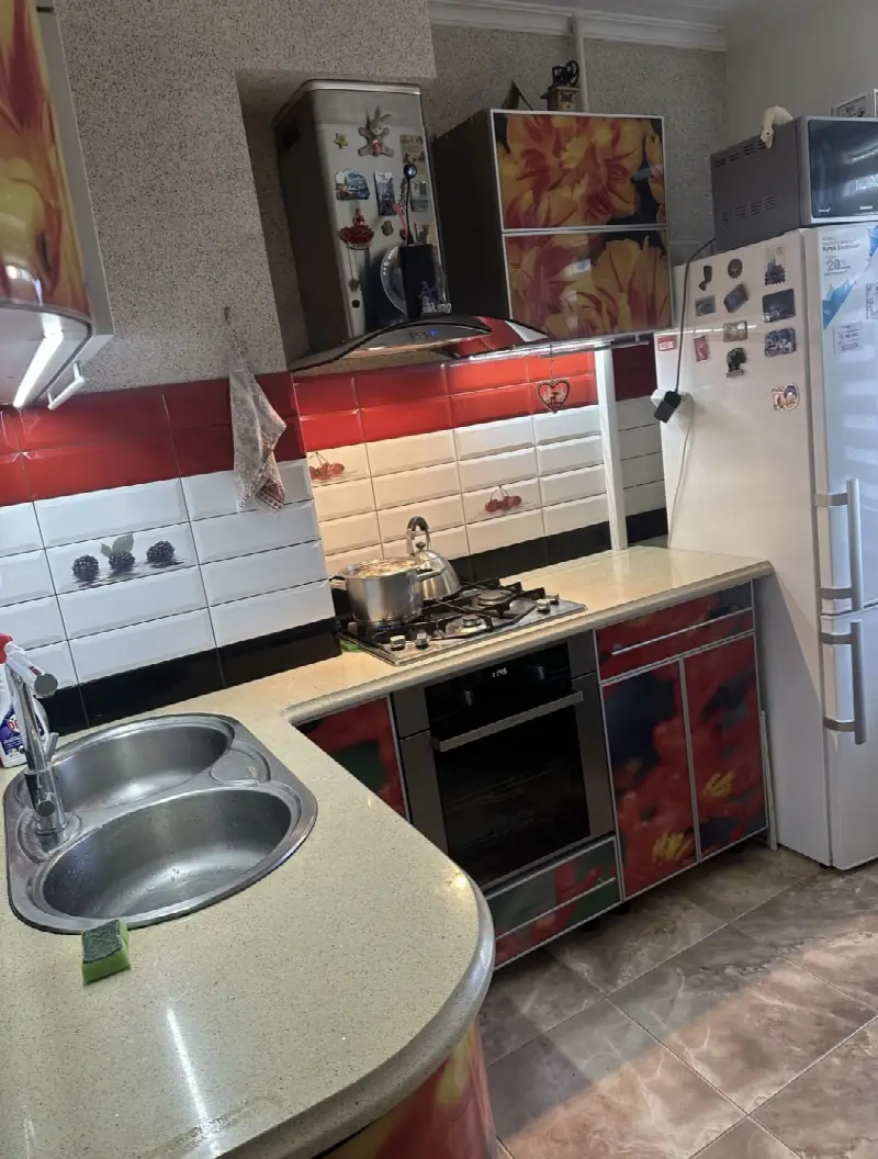 2-кімн. квартира 50 м², 3/9 пов., просп. Академіка Глушка