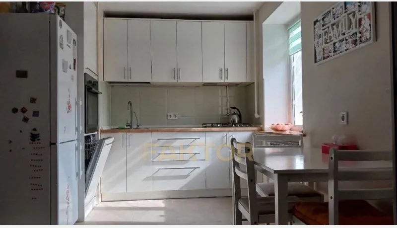 2-кімн. квартира 56 м², 4/5 пов., вул. Варненська
